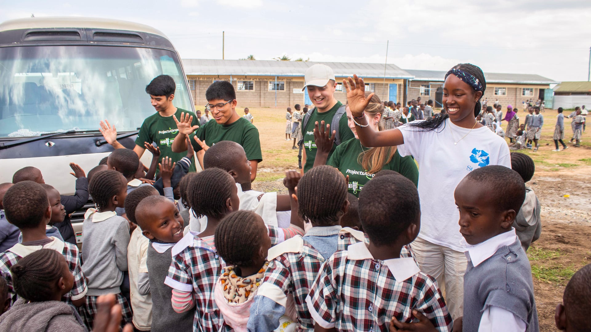 Volunteer and Children Kenya