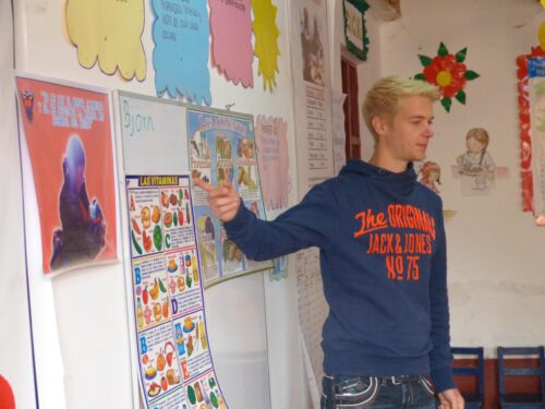 An intern gains nutrition work experience in Peru by planning and presenting at a workshop on healthy foods.